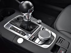 https://www.autoroyal.es/media/com_expautospro/images/big/turismos_todo_terrenos_y_furgonetas_audi_a3_sportback_5e428aac21550.JPG