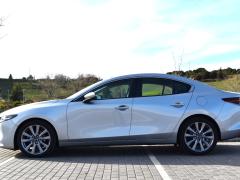 https://www.autoroyal.es/media/com_expautospro/images/big/turismos_todo_terrenos_y_furgonetas_mazda_mazda3_65e9aeac0d30e.JPG