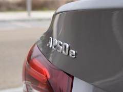 https://www.autoroyal.es/media/com_expautospro/images/big/turismos_todo_terrenos_y_furgonetas_mercedes_a_250e_67e53846b193d.JPG