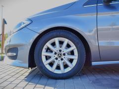 https://www.autoroyal.es/media/com_expautospro/images/big/turismos_todo_terrenos_y_furgonetas_mercedes_b_180_66f1a425dfdbb.JPG