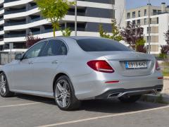 https://www.autoroyal.es/media/com_expautospro/images/big/turismos_todo_terrenos_y_furgonetas_mercedes_e_220_68343d2a1ae1e.JPG