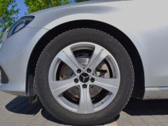 https://www.autoroyal.es/media/com_expautospro/images/big/turismos_todo_terrenos_y_furgonetas_mercedes_e_220_69dd14e65f3f0.JPG