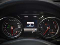 https://www.autoroyal.es/media/com_expautospro/images/big/turismos_todo_terrenos_y_furgonetas_mercedes_gla_200_646896831c1a8.JPG