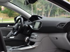 https://www.autoroyal.es/media/com_expautospro/images/big/turismos_todo_terrenos_y_furgonetas_peugeot_y_62b097932ce17.JPG