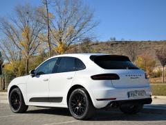https://www.autoroyal.es/media/com_expautospro/images/big/turismos_todo_terrenos_y_furgonetas_porsche_macan_6197ca183ca8d.JPG