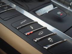 https://www.autoroyal.es/media/com_expautospro/images/big/turismos_todo_terrenos_y_furgonetas_porsche_macan_6197ca1b7f513.JPG