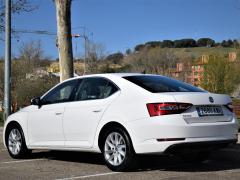 https://www.autoroyal.es/media/com_expautospro/images/big/turismos_todo_terrenos_y_furgonetas_skoda_superb_60475eea1cc56.JPG