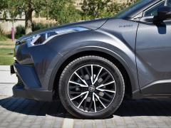 https://www.autoroyal.es/media/com_expautospro/images/big/turismos_todo_terrenos_y_furgonetas_toyota_c_hr_60f1a9f6d1066.JPG
