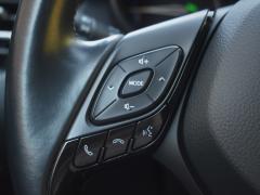 https://www.autoroyal.es/media/com_expautospro/images/big/turismos_todo_terrenos_y_furgonetas_toyota_c_hr_60f1aa3ab5e4d.JPG